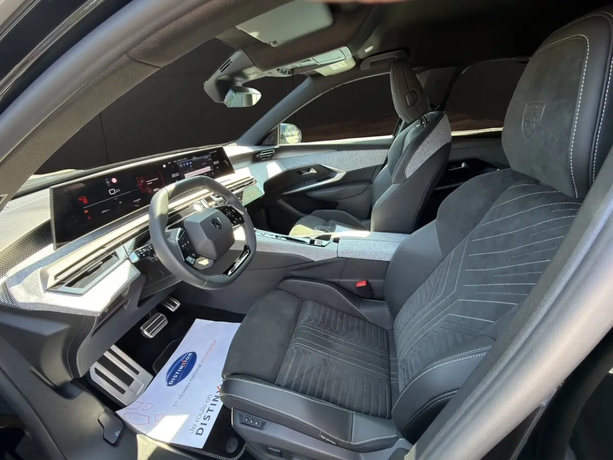 Vue intérieure côté conducteur du Peugeot 5008 2025, sellerie Alcantara noire avec tableau de bord numérique large.