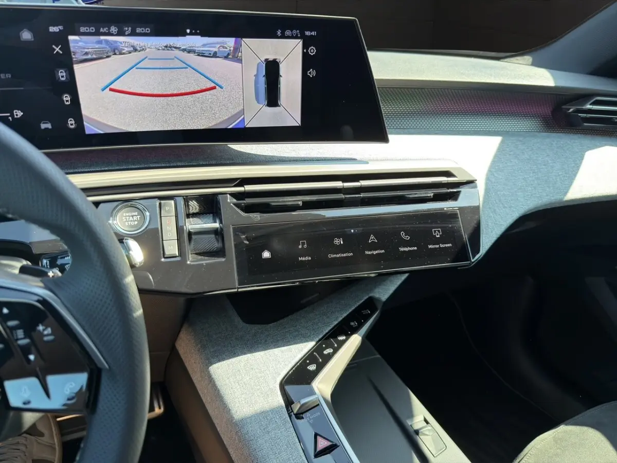 Vue intérieure du tableau de bord et console centrale du Peugeot 5008 noir, avec écran tactile de navigation et caméra de recul affichée.