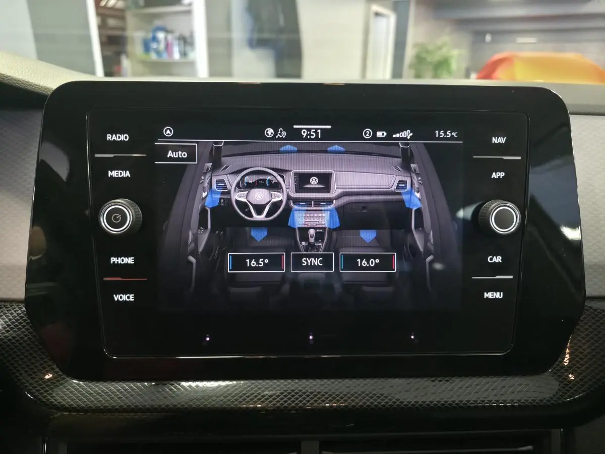 Écran tactile central affichant la climatisation bi-zone du Volkswagen T-Cross gris, vue intérieure avant.
