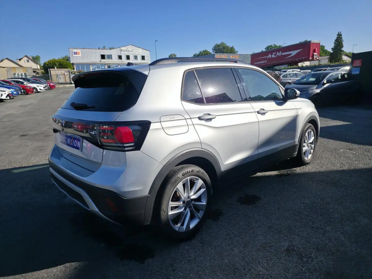 Volkswagen T-Cross gris métallisé en 3/4 arrière droit avec jantes alliage et vitres surteintées.