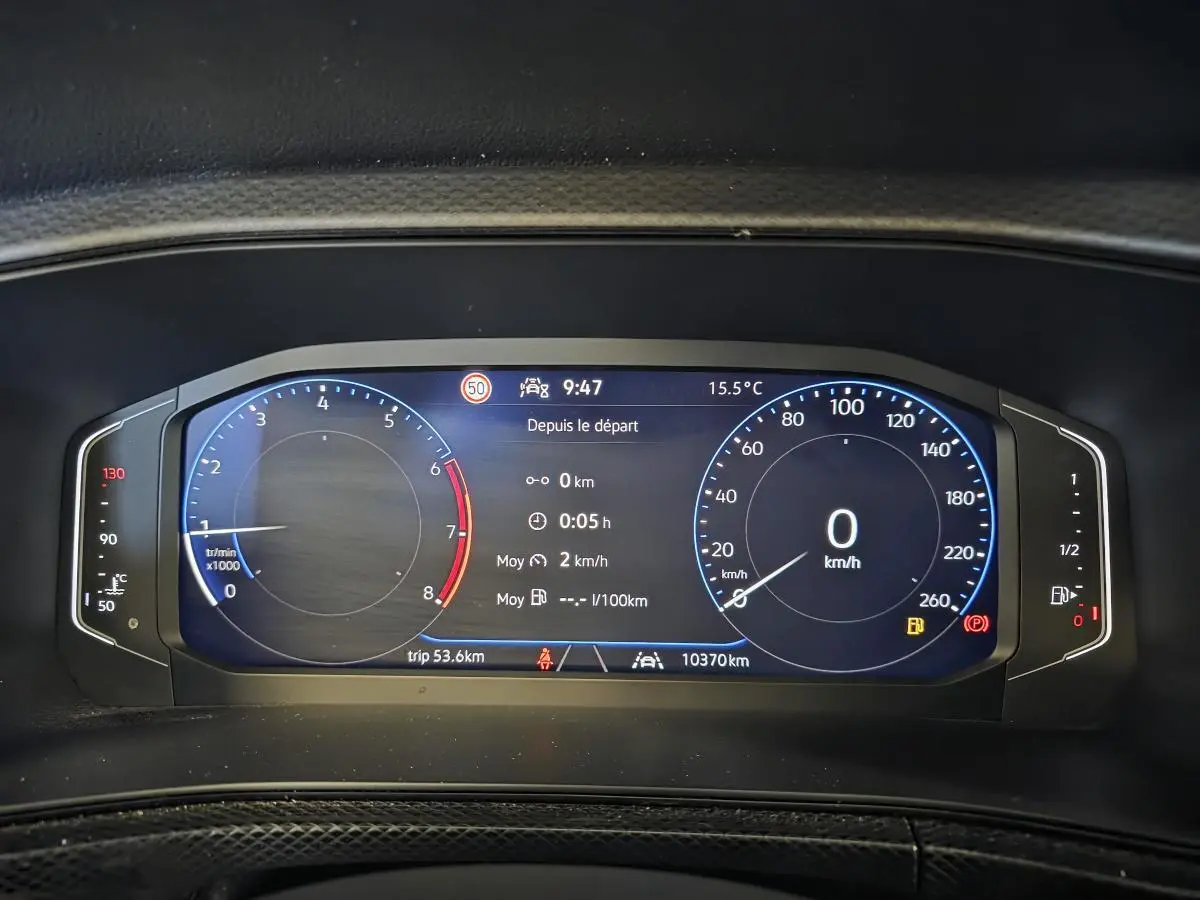 Vue rapprochée du combiné d'instruments digital du Volkswagen T-Cross 2025 affichant la vitesse et le régime moteur.