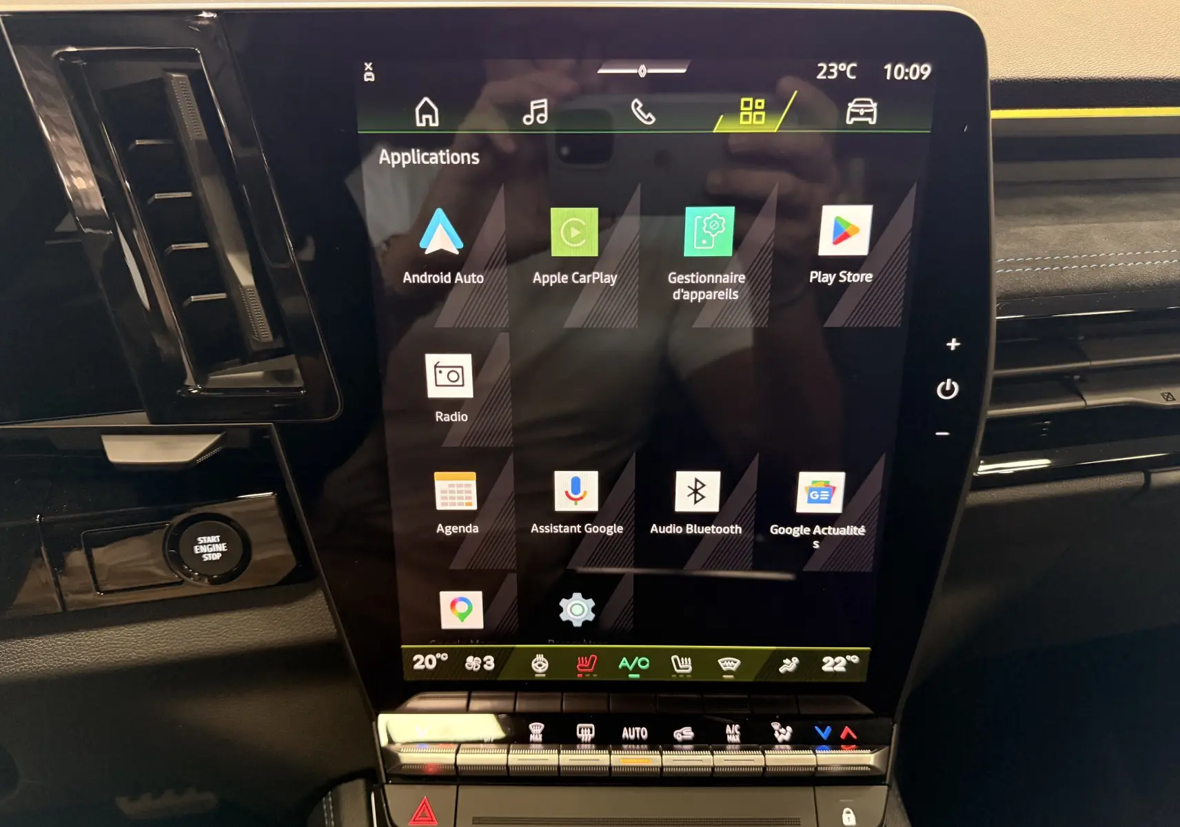 Écran tactile central de la Renault Austral 2026, affichant les applications connectées, avec bouton Start Engine Stop à gauche.