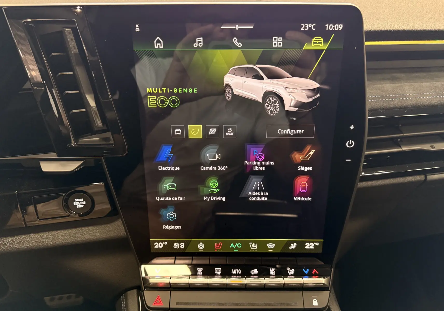 Écran tactile central du Renault Austral blanc nacré, affichant le mode de conduite Eco en vue intérieure.
