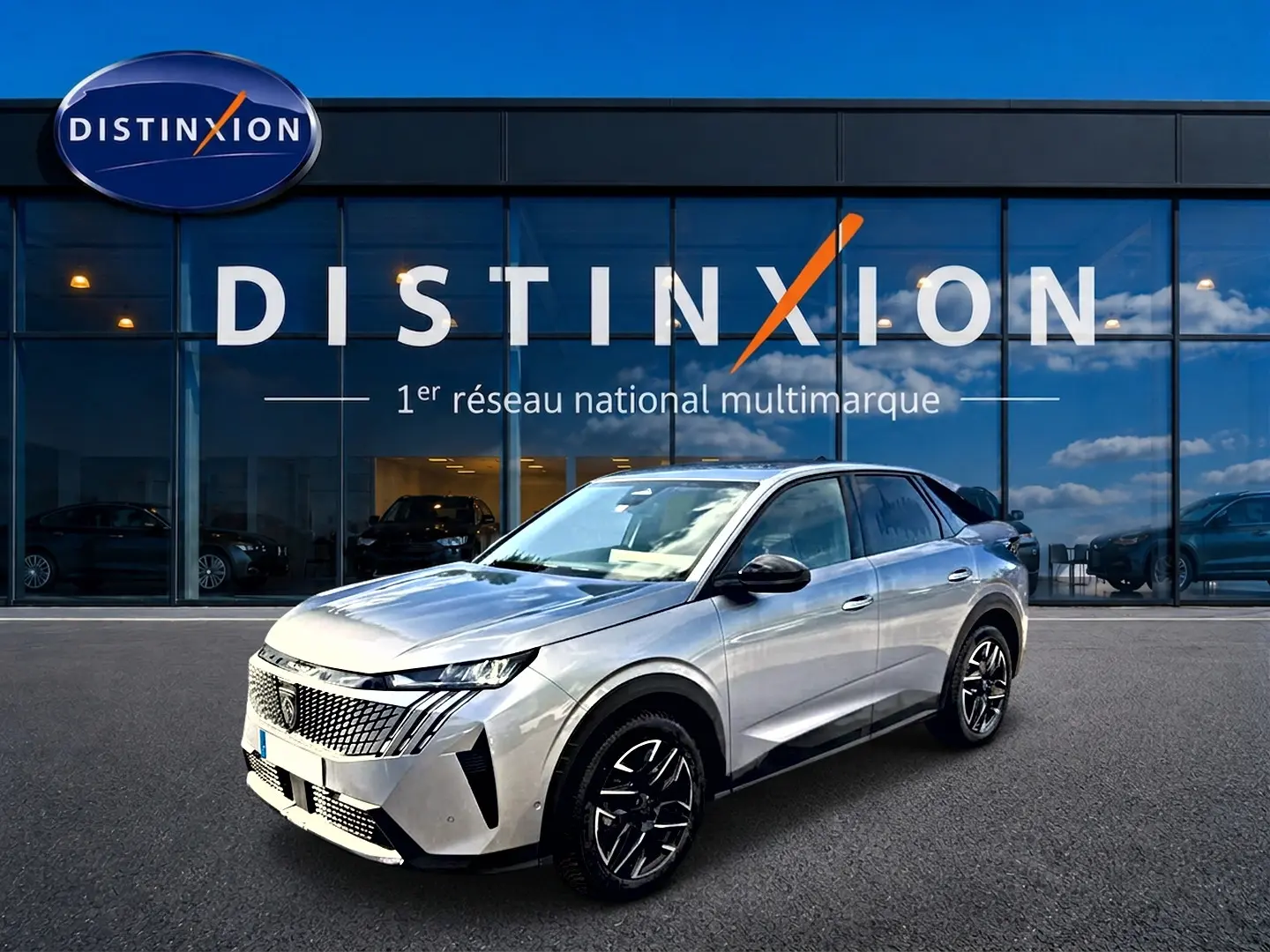 Peugeot 3008 gris artense vue 3/4 avant droit devant un bâtiment vitré avec logo Distinxion.
