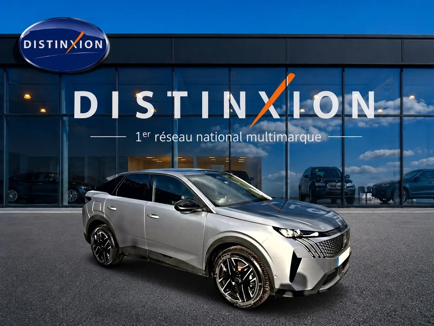 Peugeot 3008 gris artense en 3/4 avant droit, avec jantes alu noires et calandre distinctive, devant un showroom Distinxion.