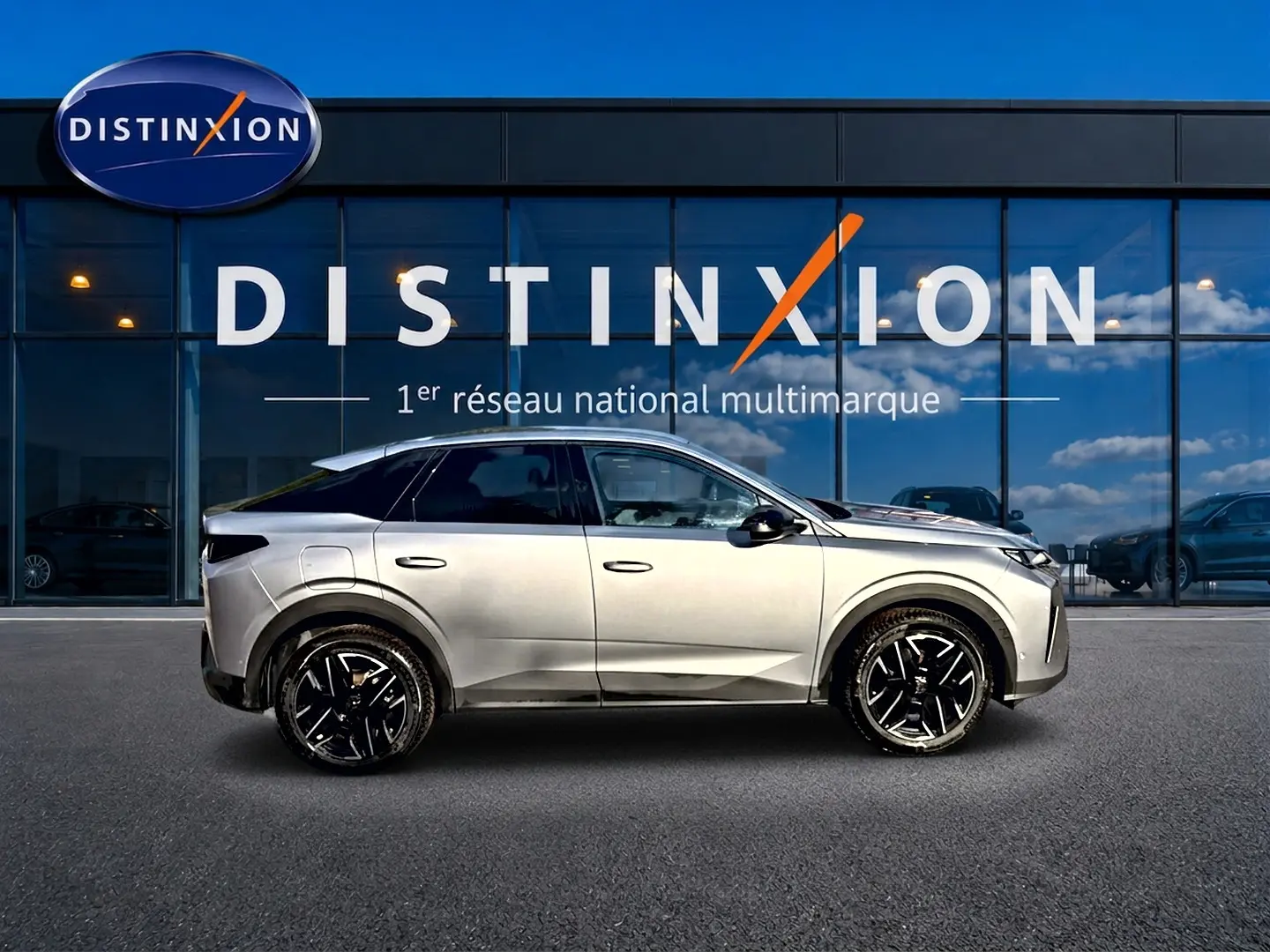 Profil droit du Peugeot 3008 gris artense 2025 devant une vitrine Distinxion, avec jantes alu noires et toit noir.
