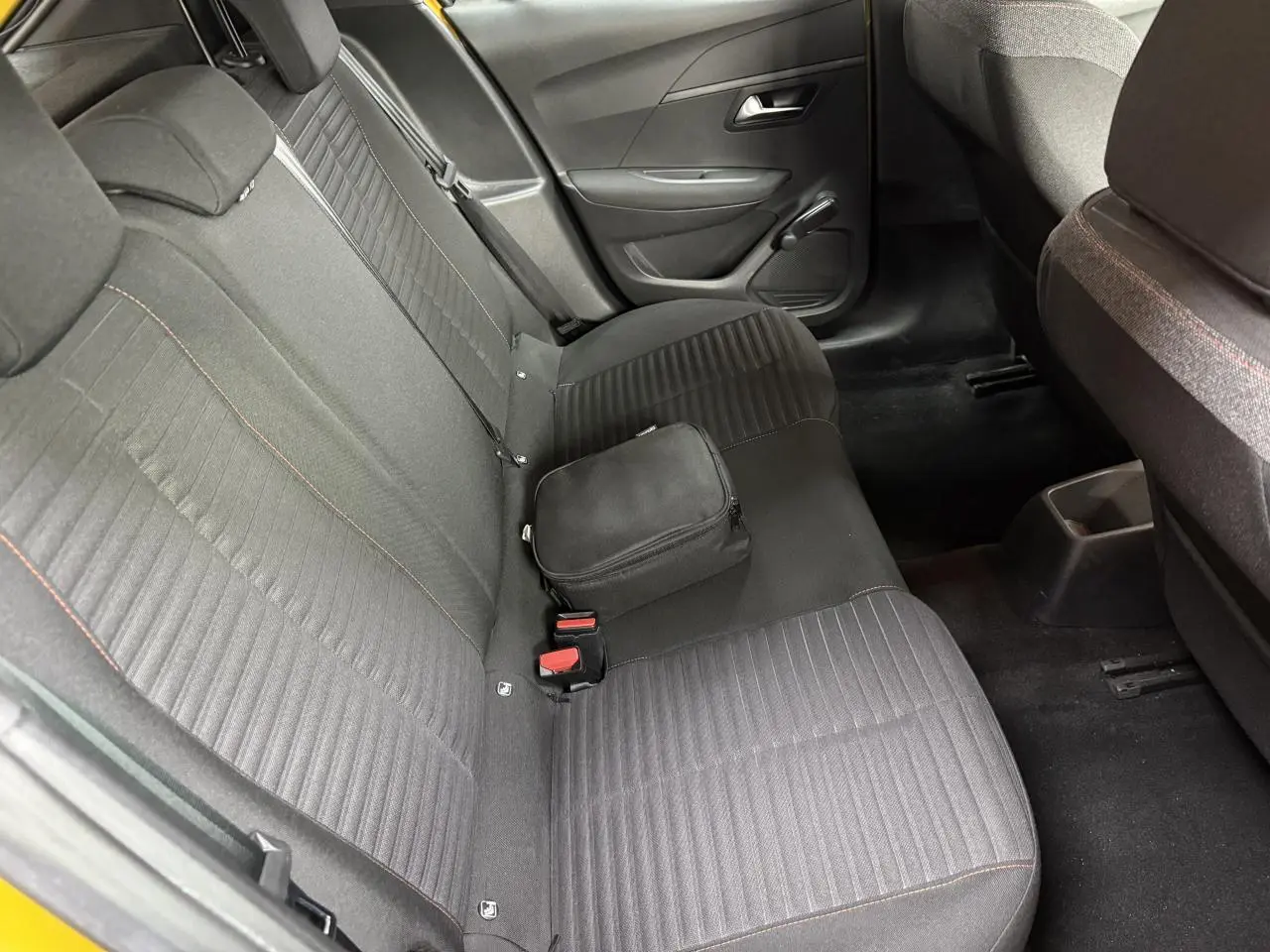 Vue intérieure côté droit montrant la banquette arrière noire de la Peugeot 208 1.2i PureTech 100 Active 2020.