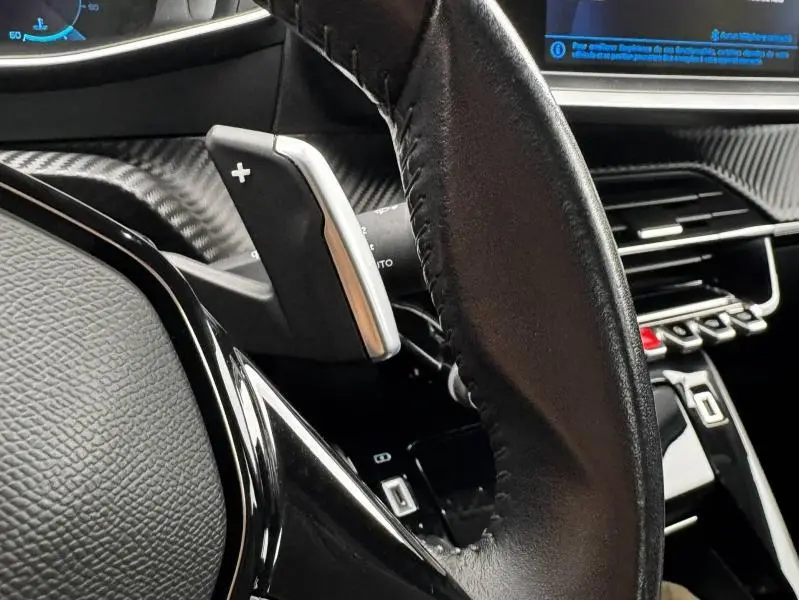 Gros plan sur la palette de changement de vitesse droite du volant cuir noir du Peugeot 2008 Blanc Banquise 2020.