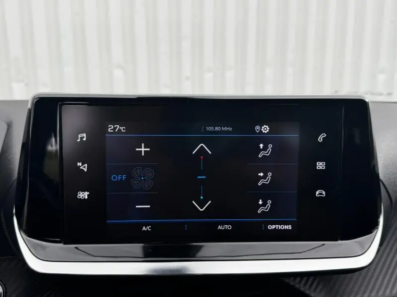 Écran tactile central du Peugeot 2008 2020 affichant les commandes de climatisation automatique et radio à 105,8 MHz