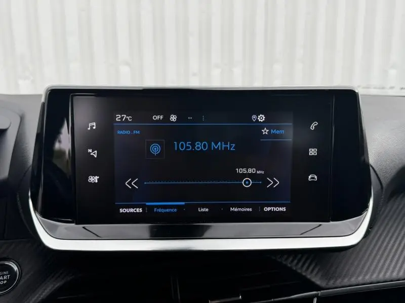 Écran tactile central du Peugeot 2008 blanc banquise 2020 affichant la radio FM à 105,80 MHz.
