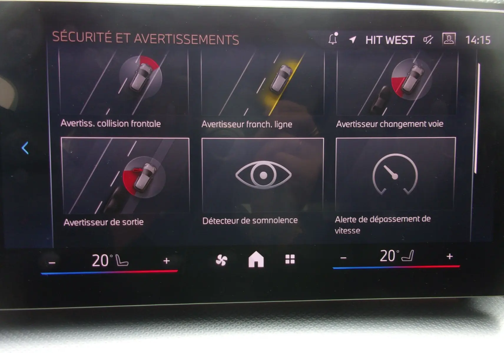 Écran tactile intérieur du BMW X1 2024 affichant les alertes de sécurité et avertissements de conduite.