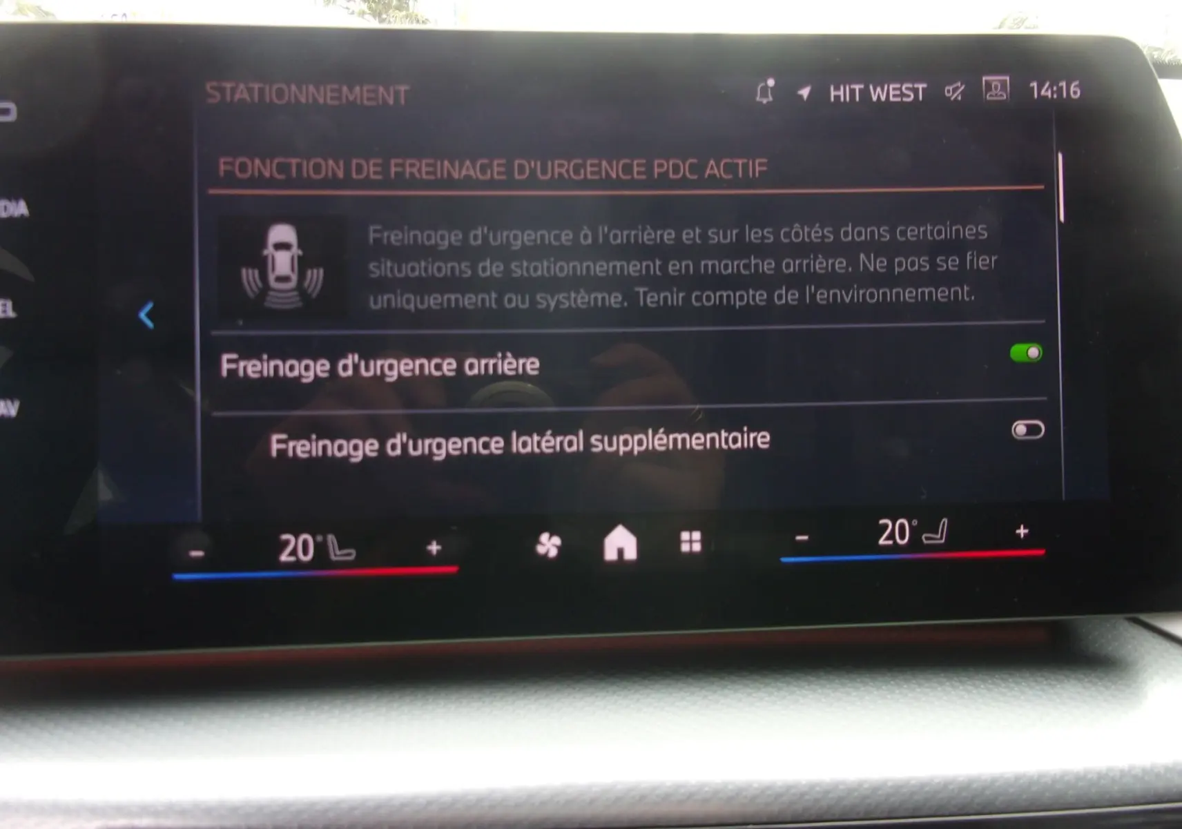 Écran central du BMW X1 2024 affichant les réglages du freinage d'urgence en stationnement avec interface digitale moderne.