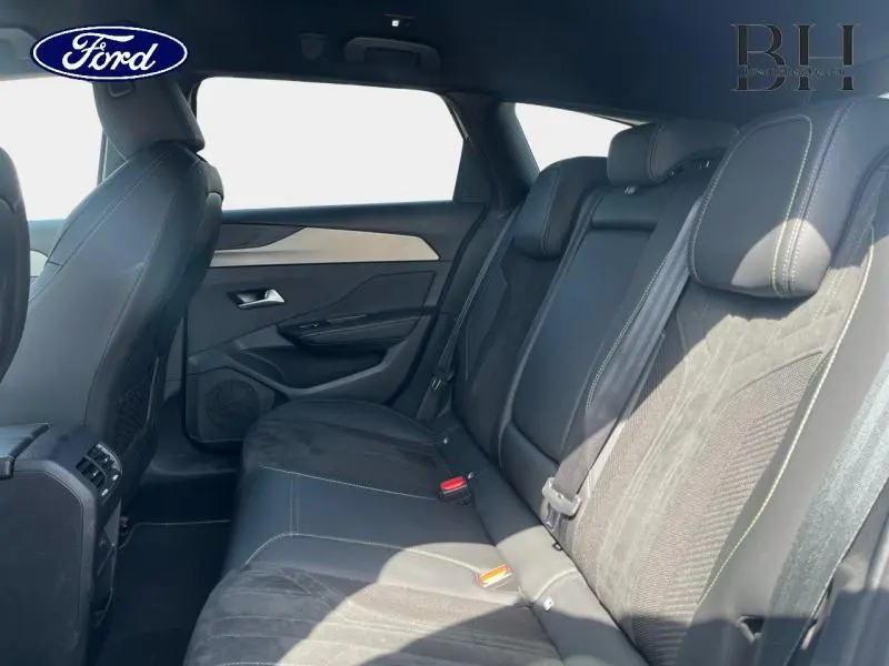 Vue intérieure côté droit des sièges arrière en tissu noir avec surpiqûres claires d'une Peugeot 308 SW PHEV 2023