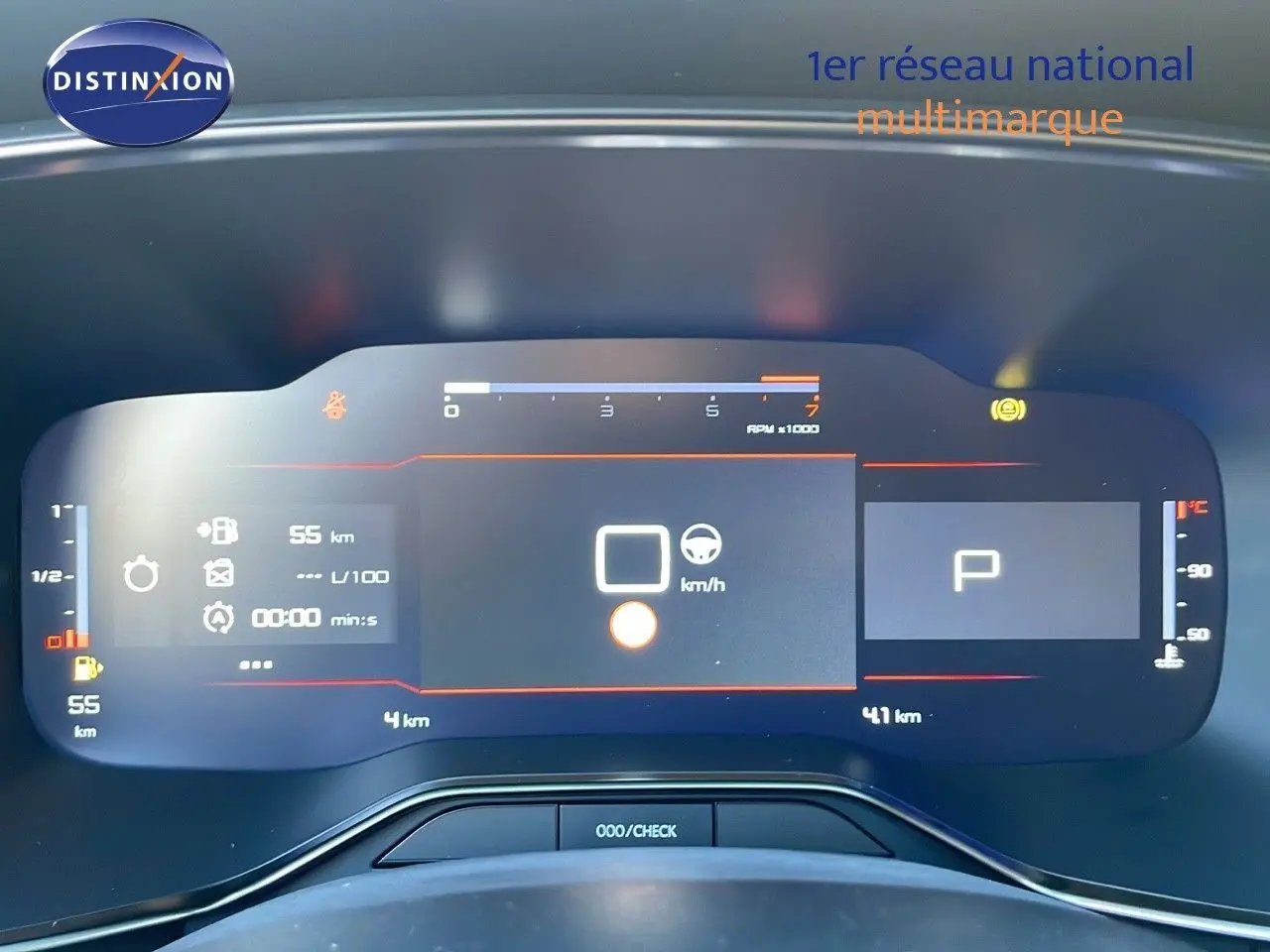 Tableau de bord numérique du Citroën C5 Aircross 2025 affichant vitesse, kilométrage et indicateurs, vue frontale rapprochée.