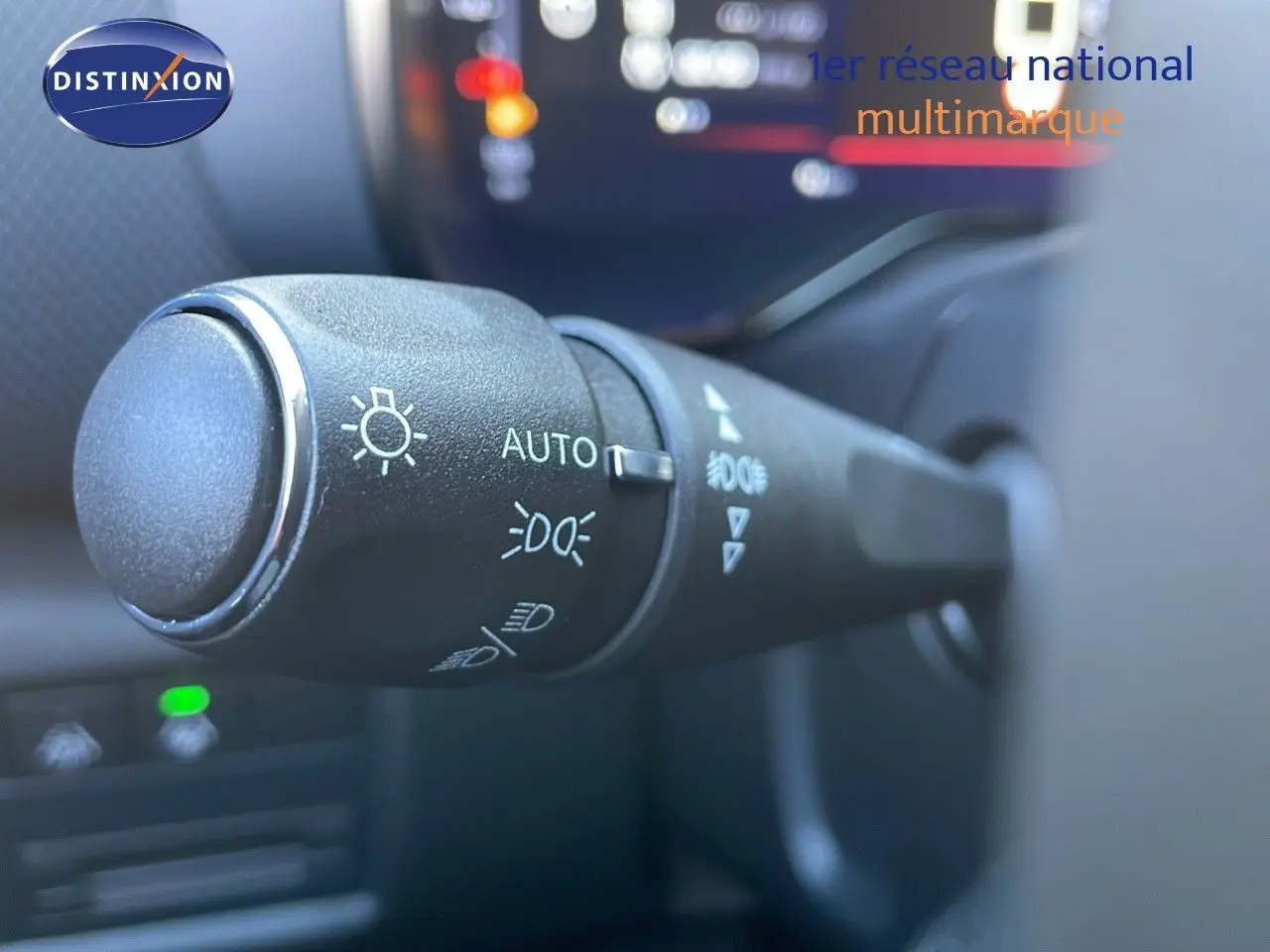 Gros plan sur la commande d'éclairage du tableau de bord intérieur du Citroën C5 Aircross noir Perla Metal 2025.