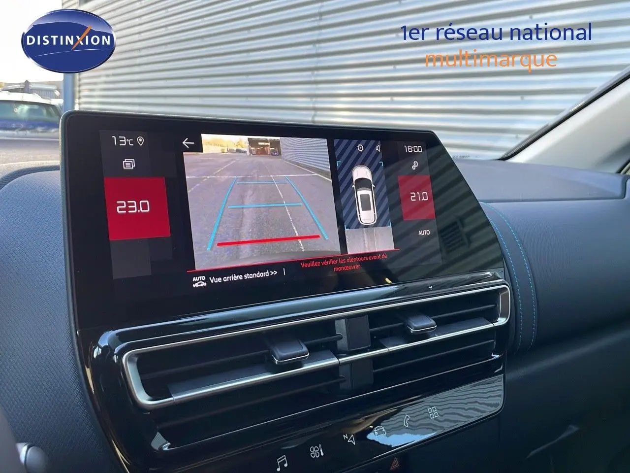 Vue rapprochée de l’écran central du tableau de bord du Citroën C5 Aircross noir, affichant la caméra de recul.