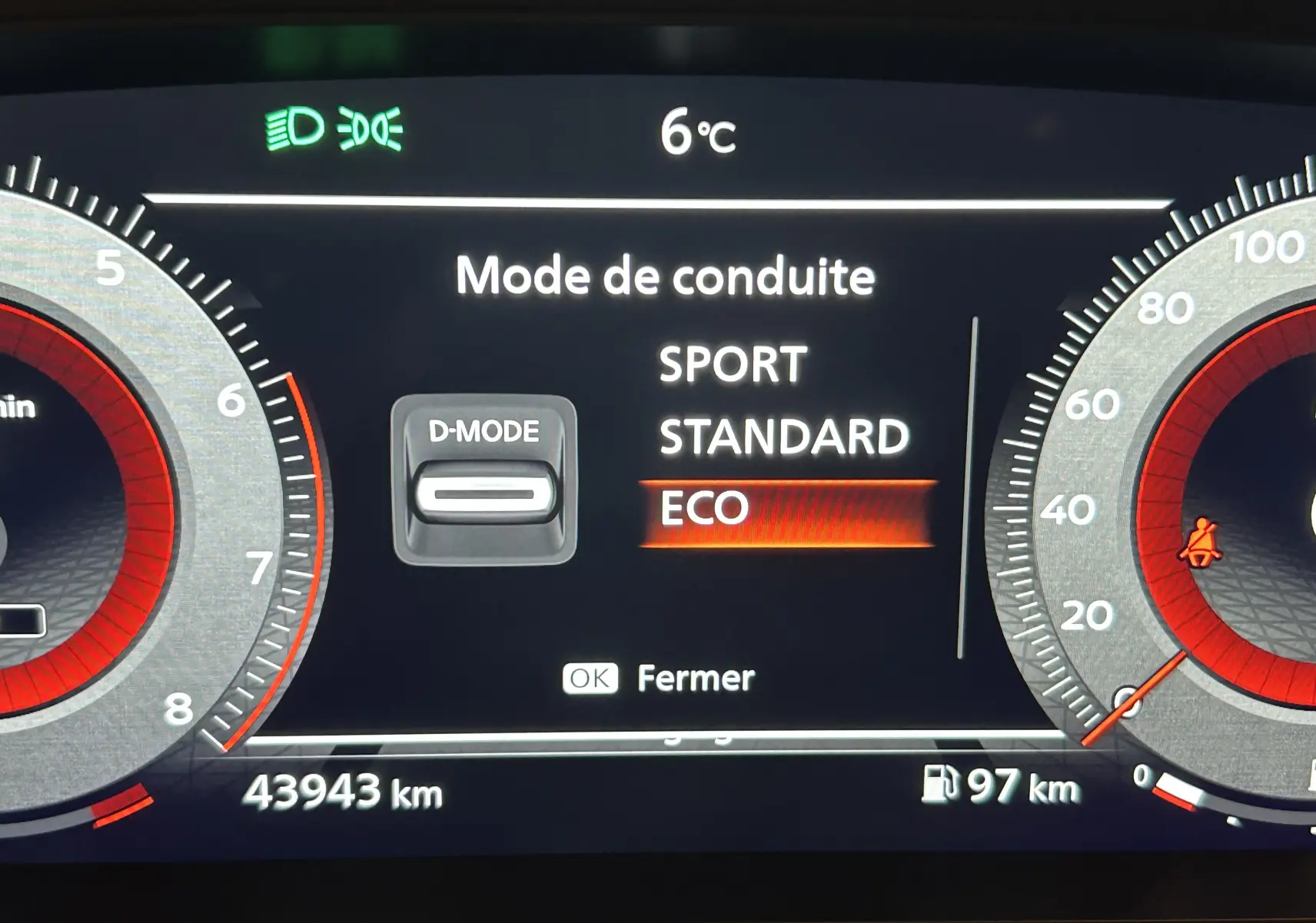 Affichage du tableau de bord numérique du Nissan Qashqai blanc lunaire, montrant le mode de conduite ECO sélectionné.