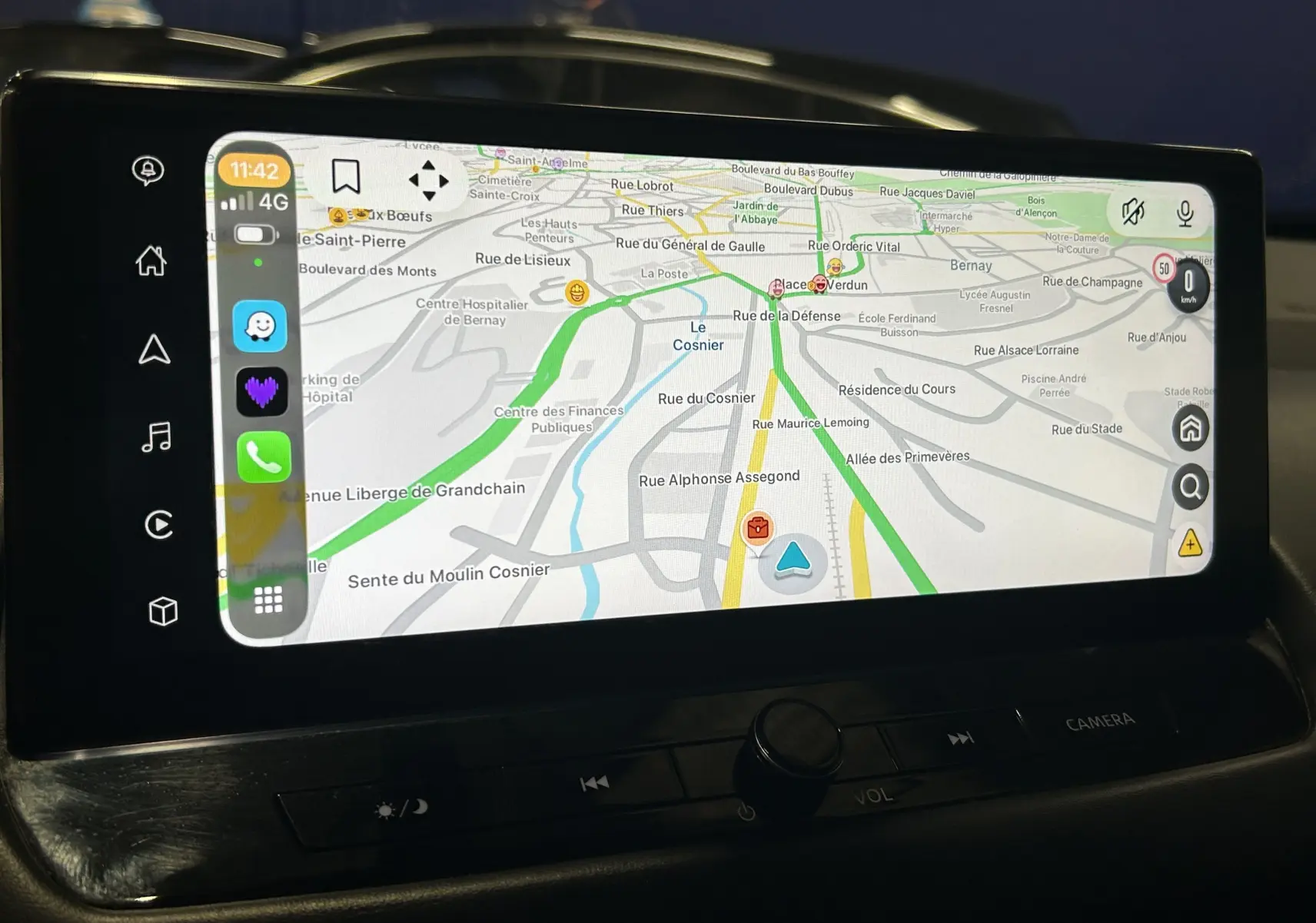 Écran tactile central du Nissan Qashqai 1.3 Hybrid 2023 affichant la navigation GPS avec interface connectée.