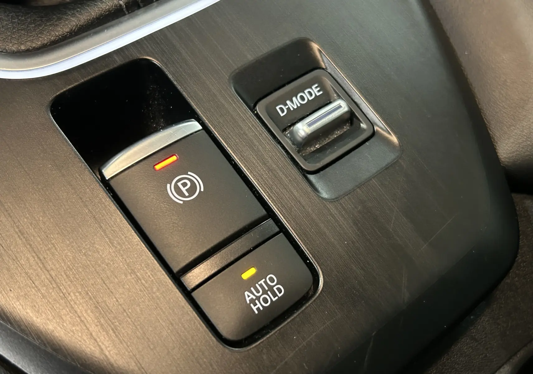 Gros plan sur les commandes de frein à main électronique et mode de conduite D-MODE du Nissan Qashqai blanc lunaire 2023.