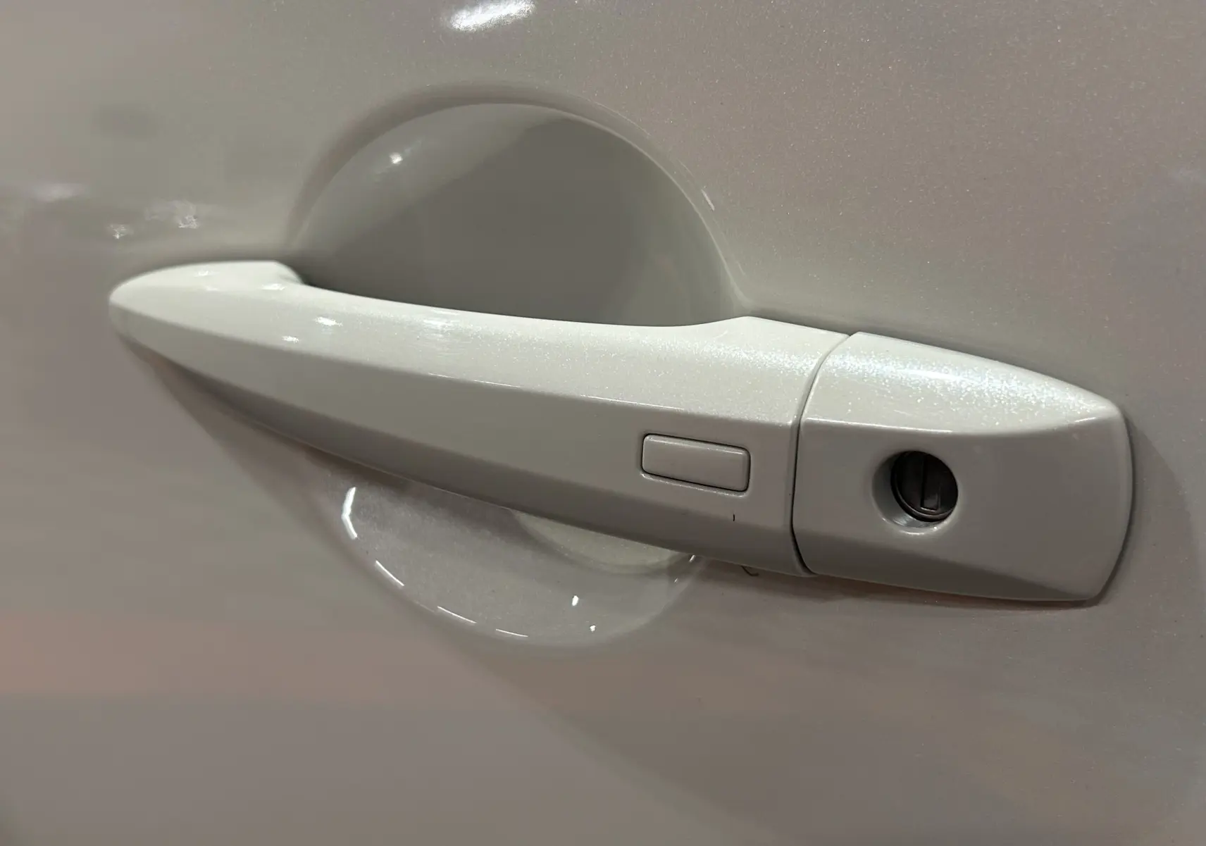 Poignée de porte blanche lunaire en gros plan sur Nissan Qashqai 1.3 Hybrid 140 N-Connecta 2023.