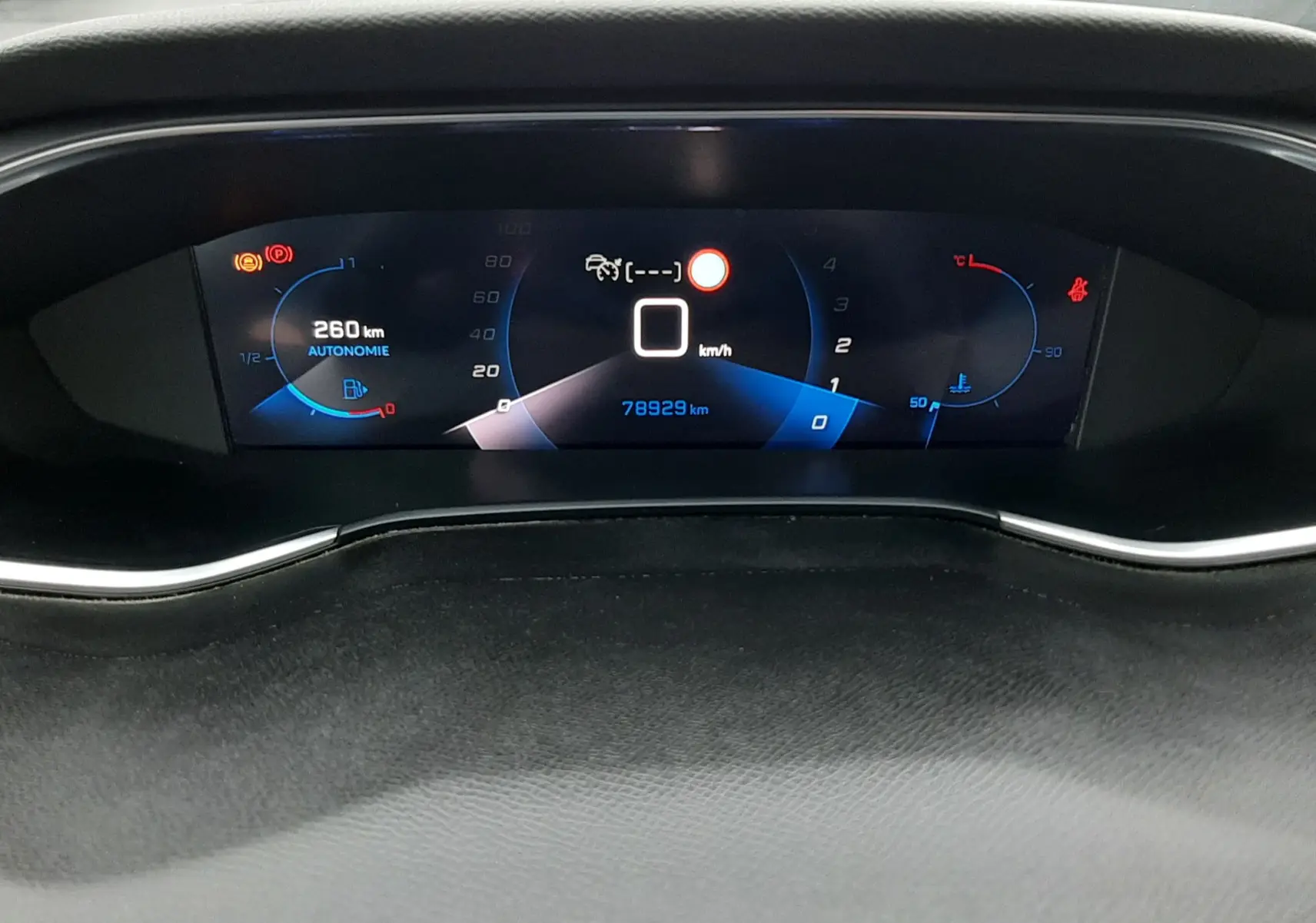 Vue rapprochée du tableau de bord numérique de la Peugeot 308 SW 2021, affichant 78929 km et autonomie essence 260 km.