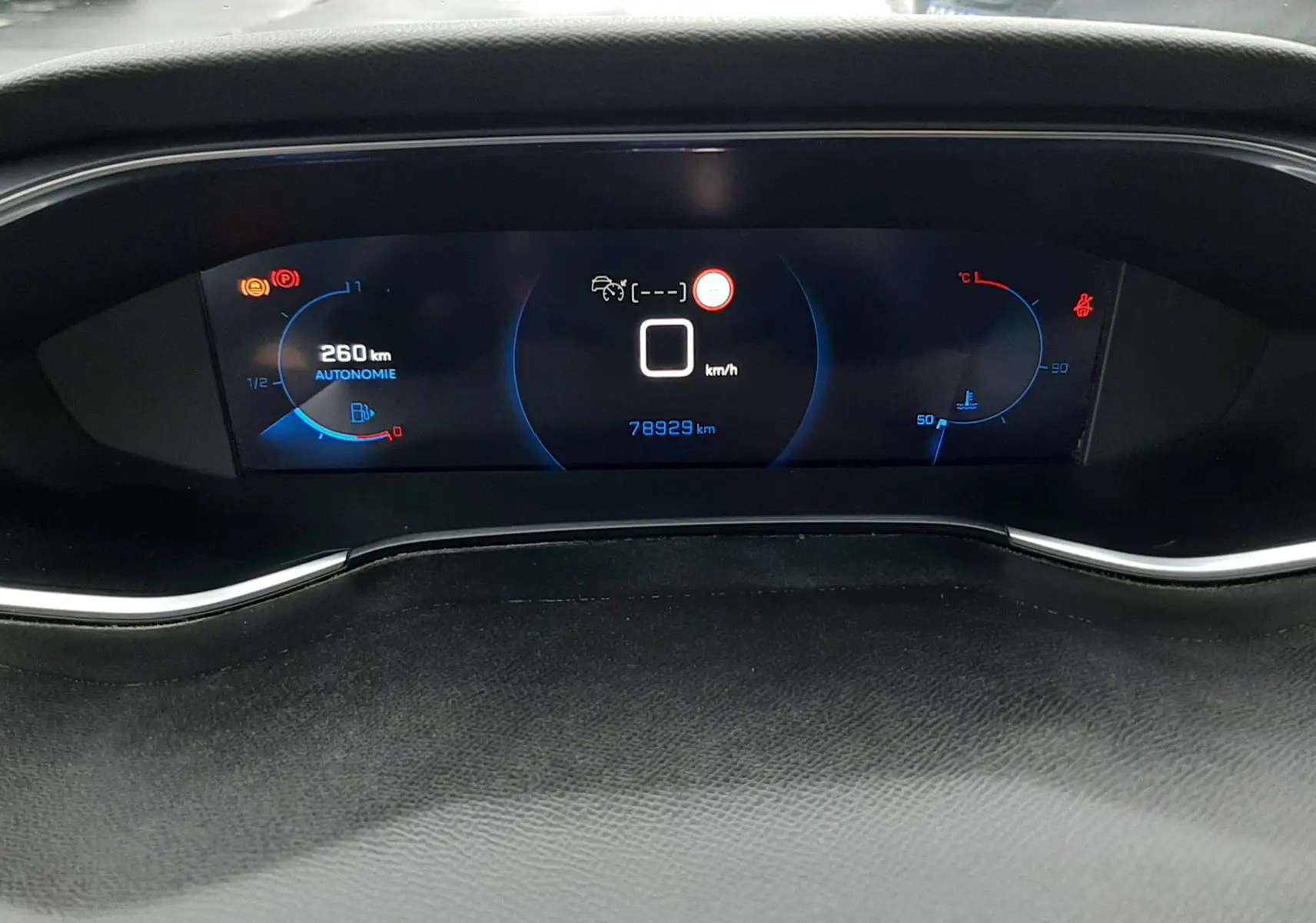 Tableau de bord numérique de Peugeot 308 SW 1.2 PureTech, affichant 0 km/h et 78 929 km au compteur.