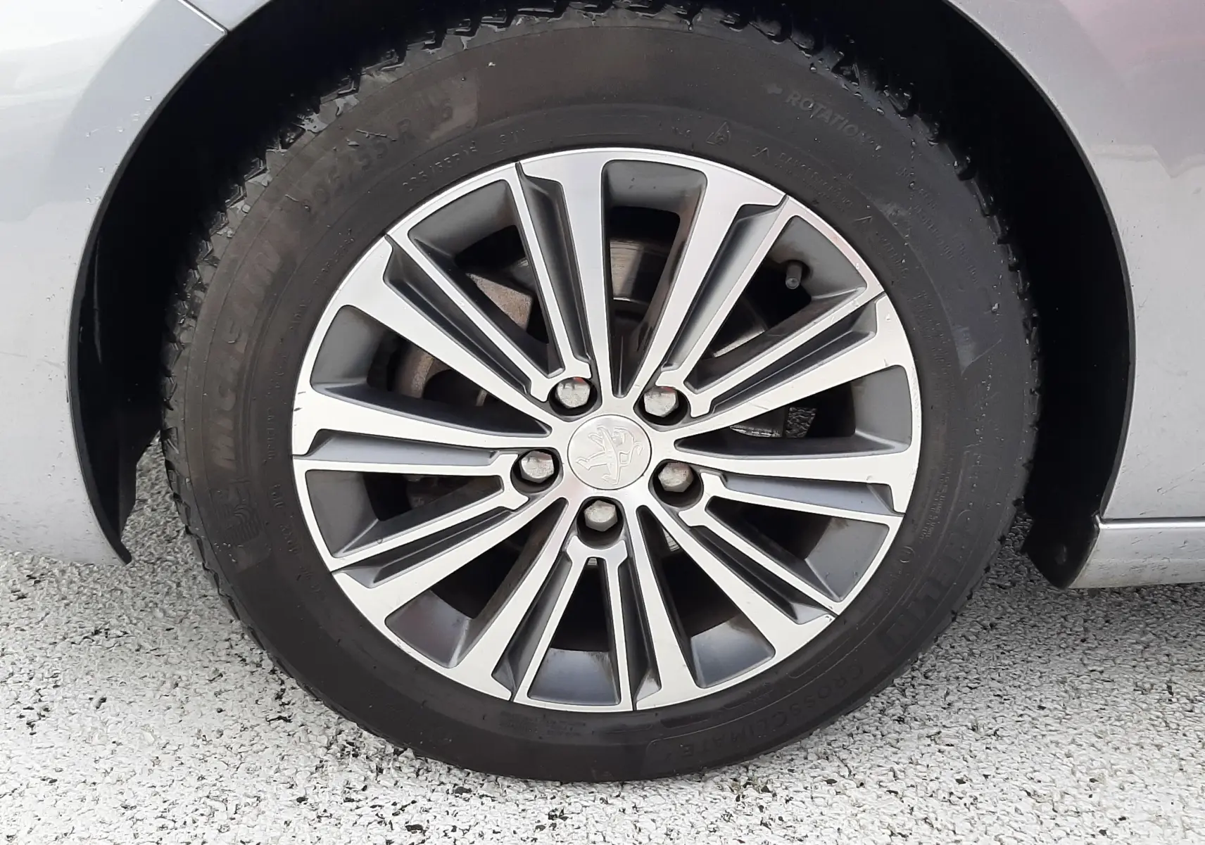 Gros plan sur la roue avant gauche gris Artense d’une Peugeot 308 SW 1.2 PureTech 110ch Road Trip 2021.