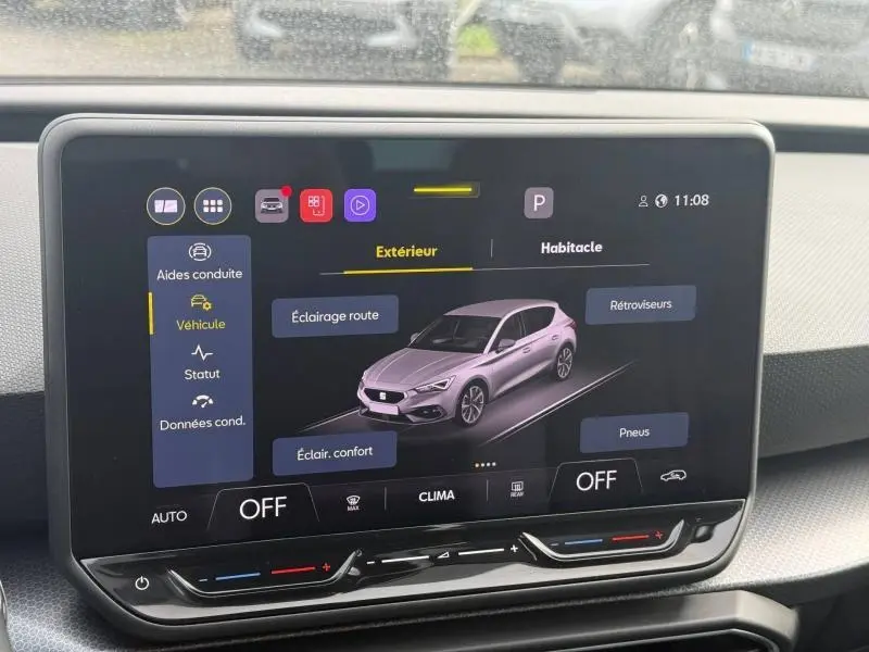 Écran tactile intérieur montrant une vue 3/4 avant d'une SEAT Leon blanche Nevada métallisée.