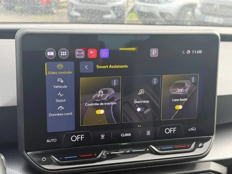 Écran tactile central affichant les assistants de conduite dans l’habitacle d’une SEAT LEON 2.0 TDI blanche.