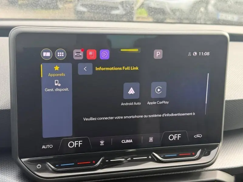 Écran tactile central du tableau de bord d'une SEAT LEON blanc Nevada, affichant les options Android Auto et Apple CarPlay.