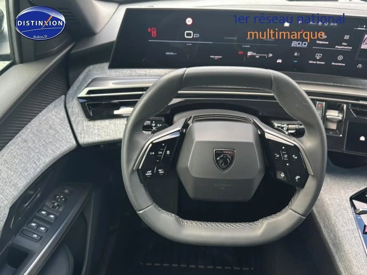Vue intérieure centrée sur le volant cuir multifonction du Peugeot 3008 2025 avec tableau de bord numérique.