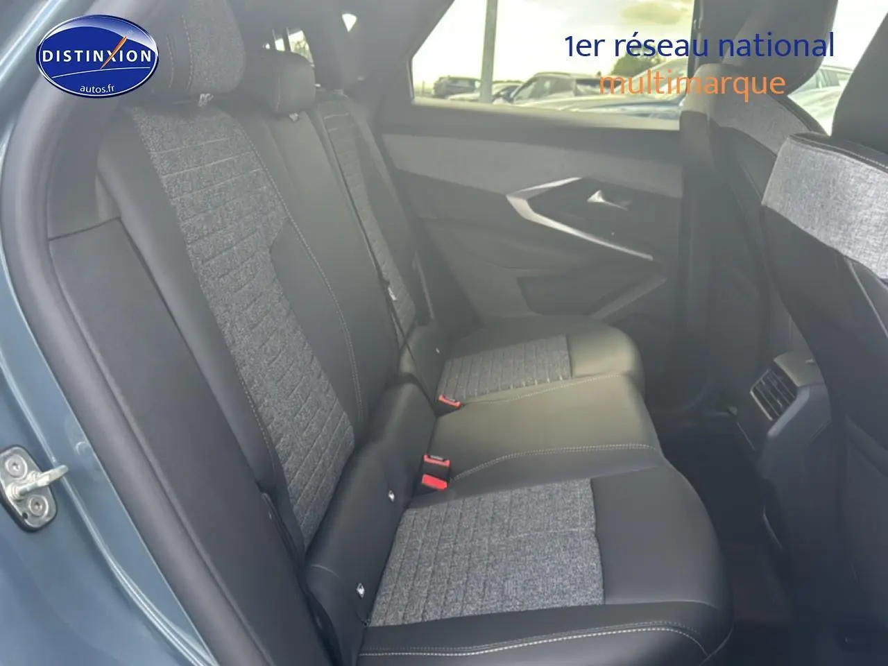 Vue intérieure côté droit des sièges arrière en tissu et cuir gris du Peugeot 3008 bleu 2025.