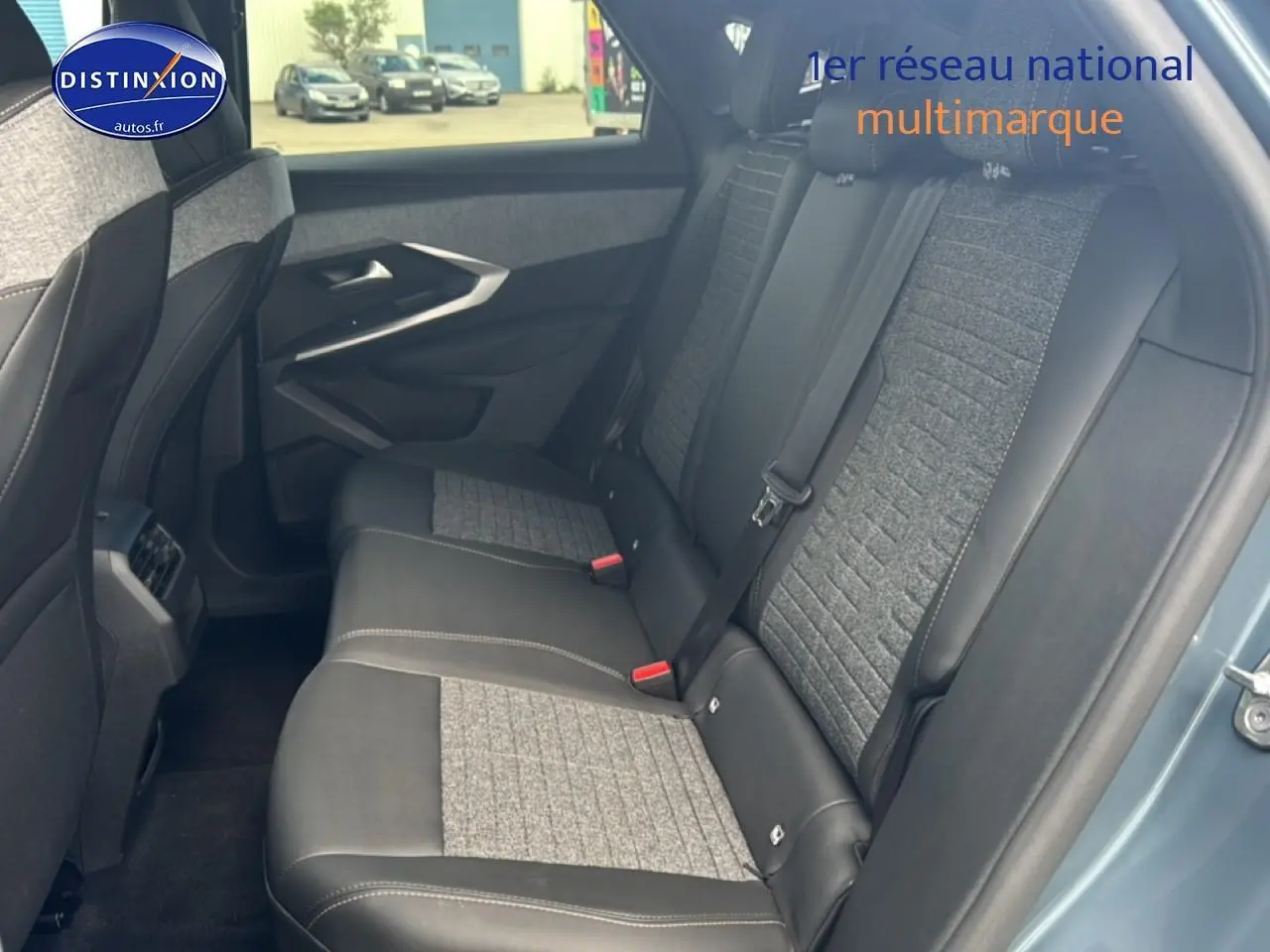 Vue intérieure côté droit sur la banquette arrière bi-matière grise et noire du Peugeot 3008 bleu 2025.
