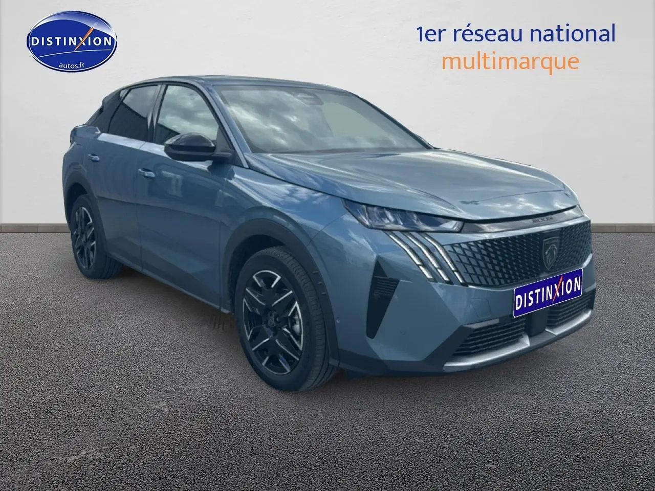 Peugeot 3008 bleu en vue 3/4 avant droit, avec calandre noire et feux LED caractéristiques.