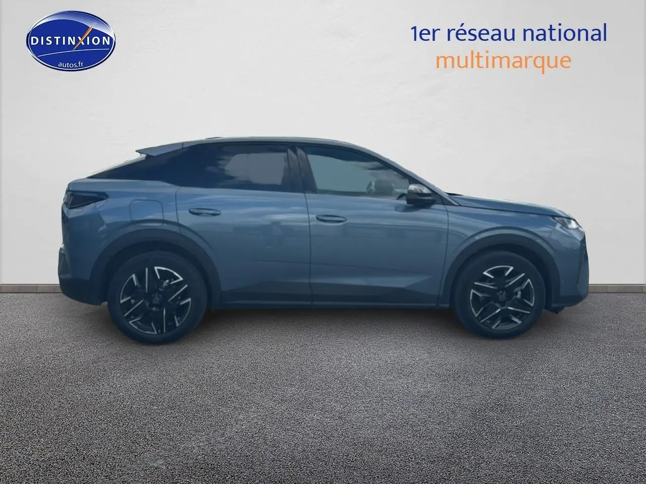 Vue de profil côté gauche du Peugeot 3008 1.2 hybrid 145 allure e-dcs6 bleu avec jantes alu noires.