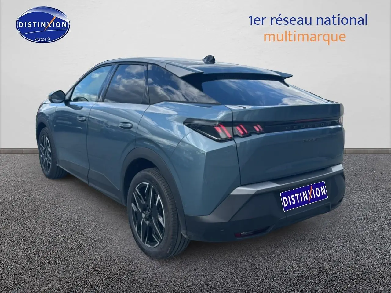 Peugeot 3008 bleu 3/4 arrière droit, jantes alu noires et feux arrière LED distinctifs visibles.