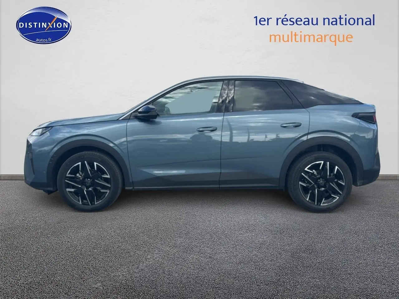 Profil côté gauche du Peugeot 3008 1.2 hybrid 145 allure e-dcs6 bleu avec jantes alu noires et toit noir.