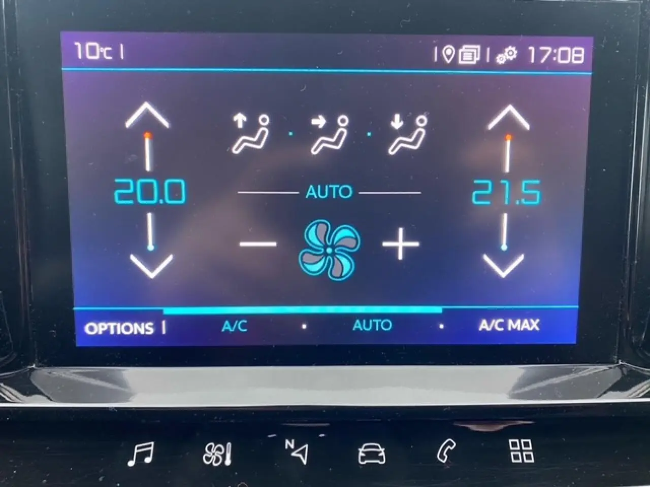 Écran tactile de la climatisation bi-zone du Citroën C5 Aircross gris platinium, affichant 20°C à gauche et 27,5°C à droite.