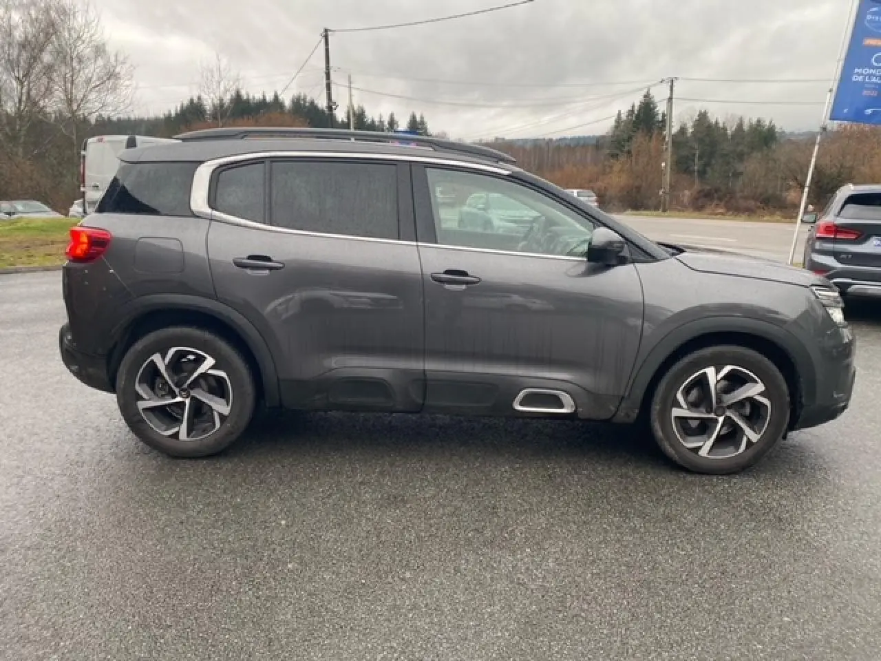 Profil côté gauche du Citroën C5 Aircross gris platinium avec jantes alliage 18 pouces et vitres surteintées.