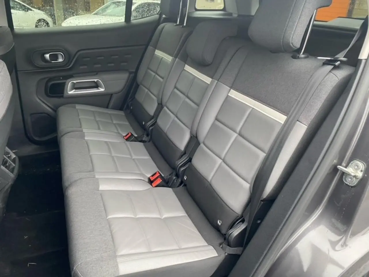 Vue côté droit de la banquette arrière bi-matière grise du Citroën C5 Aircross 2019 avec porte ouverte.