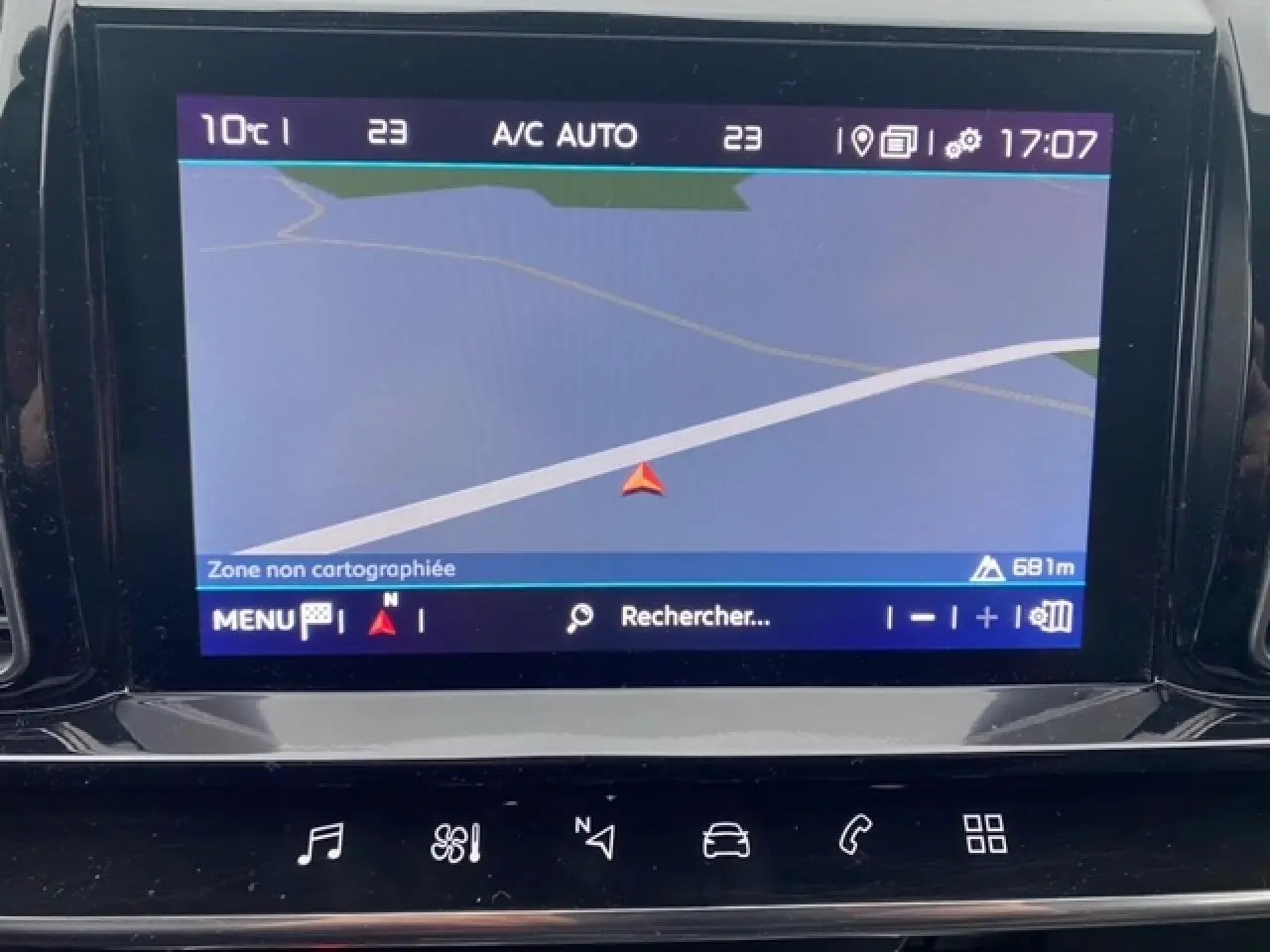 Écran tactile central du tableau de bord du Citroën C5 Aircross 2019 affichant la navigation GPS.