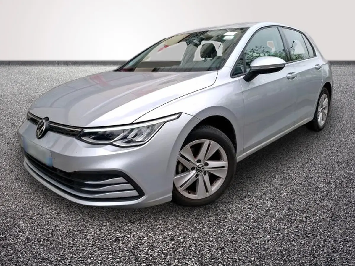 Volkswagen Golf gris clair vue 3/4 avant droit, avec phares LED et jantes alliage cinq branches.