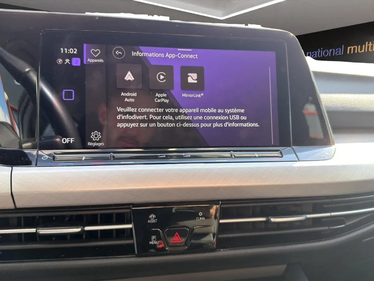 Vue rapprochée du tableau de bord gris clair de la Volkswagen Golf 2022 avec écran tactile affichant App-Connect.