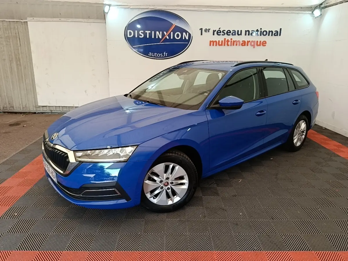 Vue 3/4 avant droite d'une Skoda Octavia break 2024 bleu vif avec jantes alliage et calandre noire brillante.