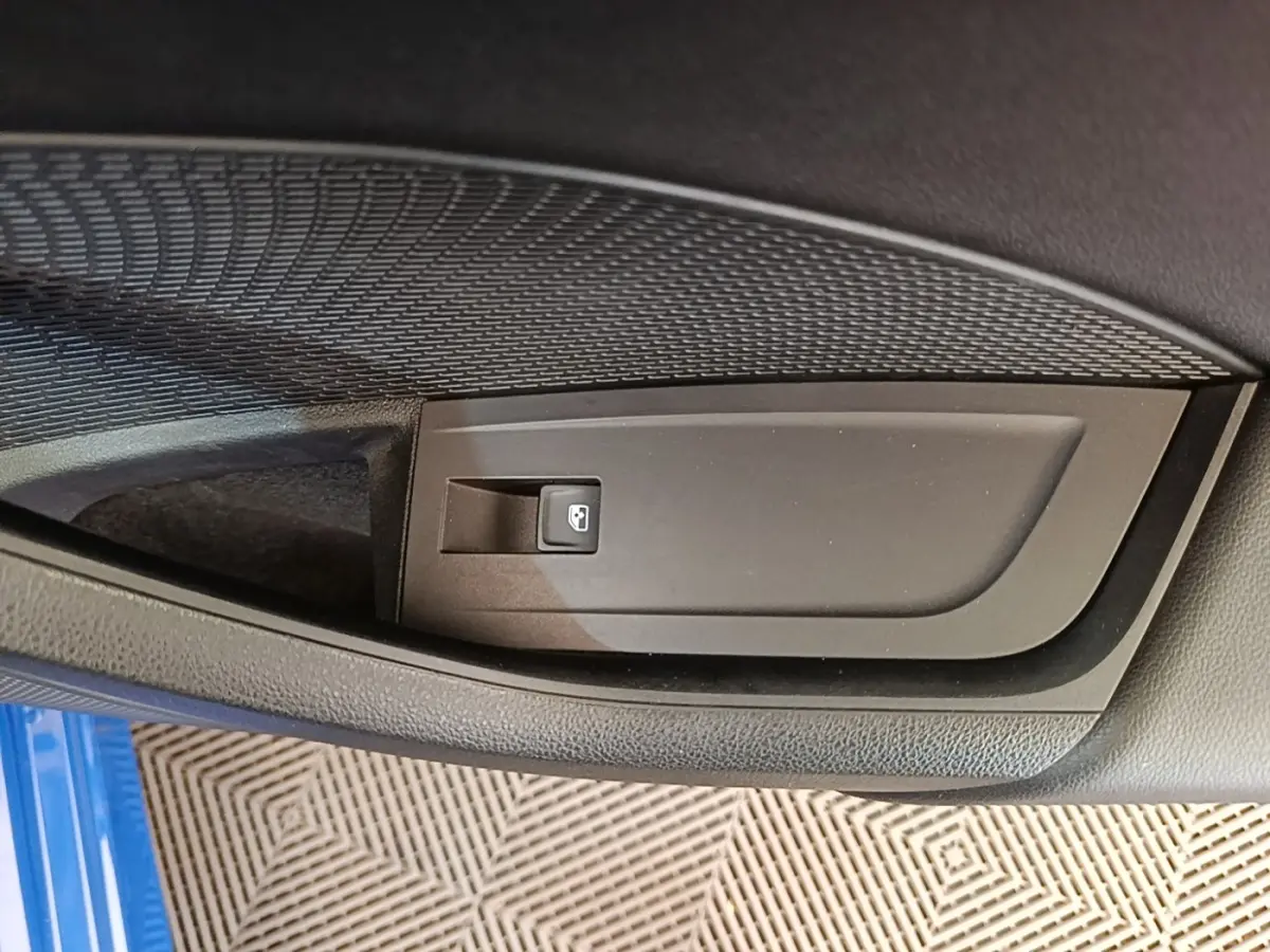 Détail du bouton de verrouillage des portes sur la portière côté conducteur d’une Skoda Octavia 2024.