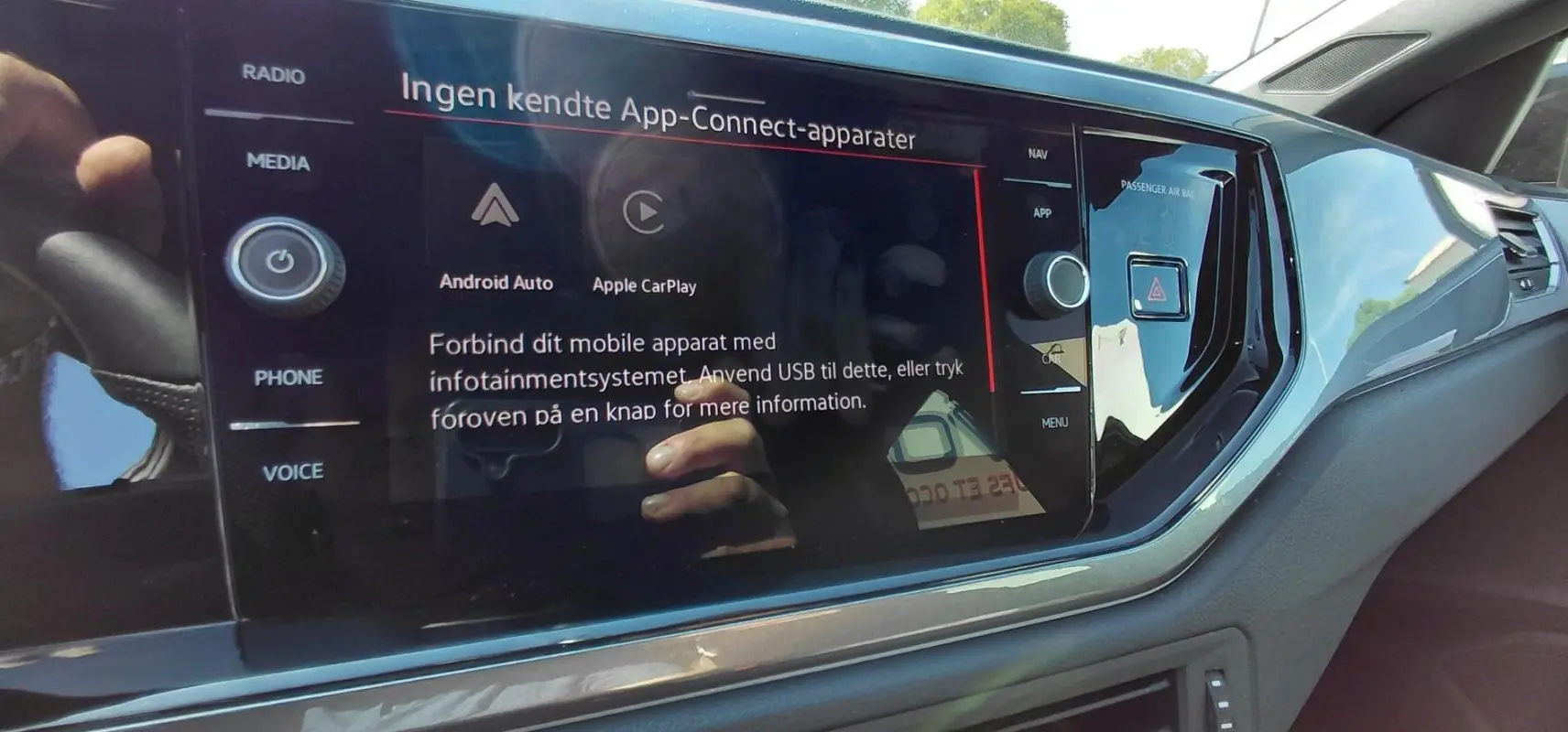 Vue rapprochée de l'écran tactile central noir brillant du Volkswagen Polo GTI 2024 avec interface Android Auto et Apple CarPlay.
