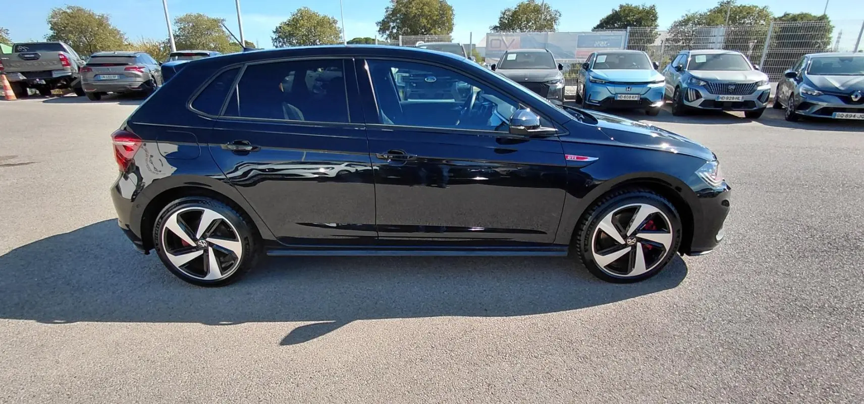 Volkswagen Polo 2.0 TSI GTI noire vue de profil côté gauche, avec jantes alliage 17 pouces et badge GTI.