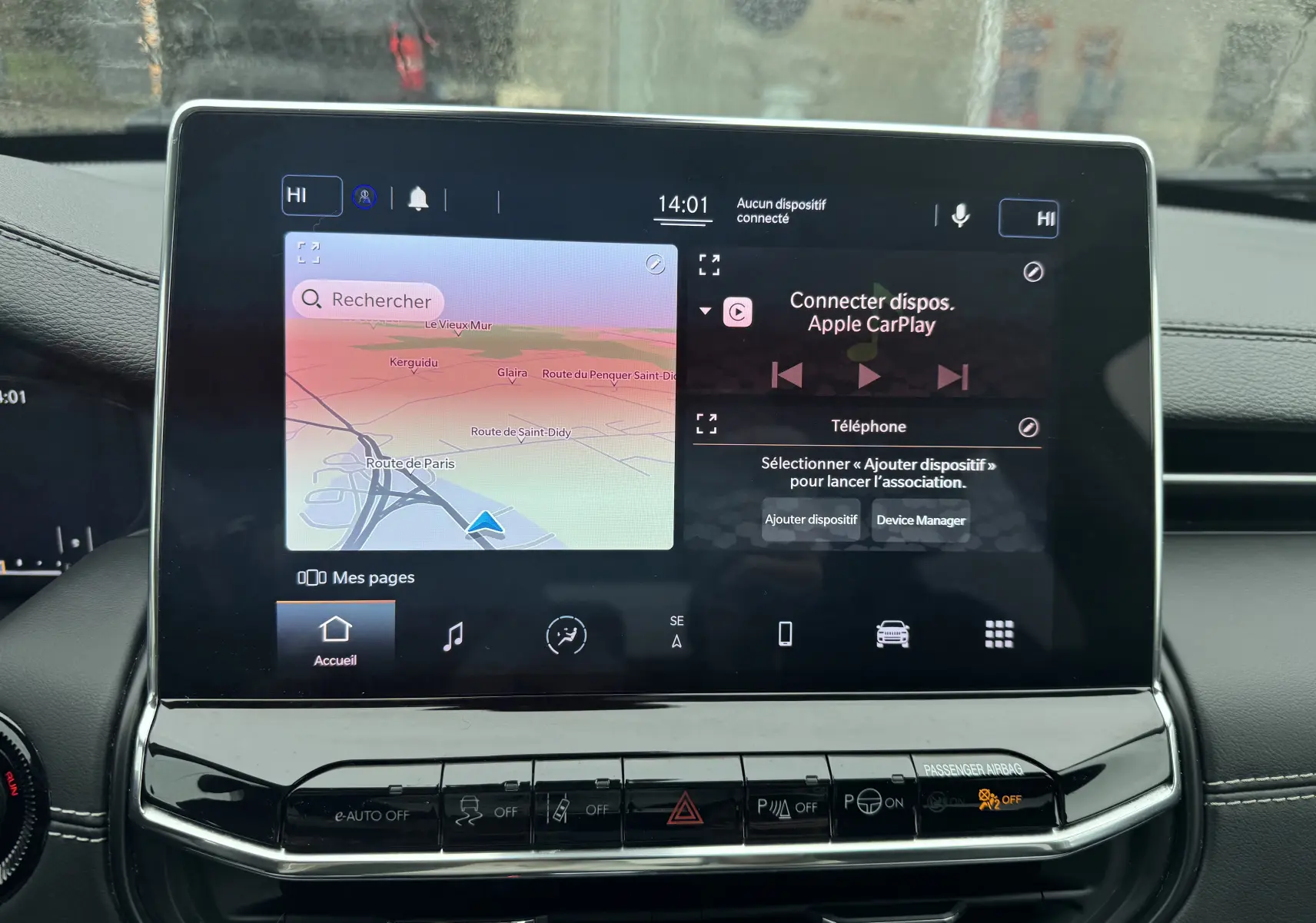 Écran tactile central du Jeep Compass 2023 affichant la navigation et la connexion Apple CarPlay, intérieur noir.
