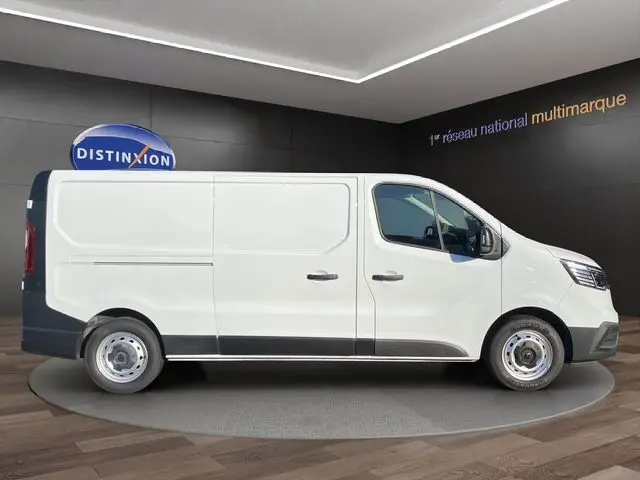 Vue latérale droite d’un Renault Trafic Fourgon blanc 2023, version L2H1, avec jantes acier et détails noirs sur le bas de caisse.