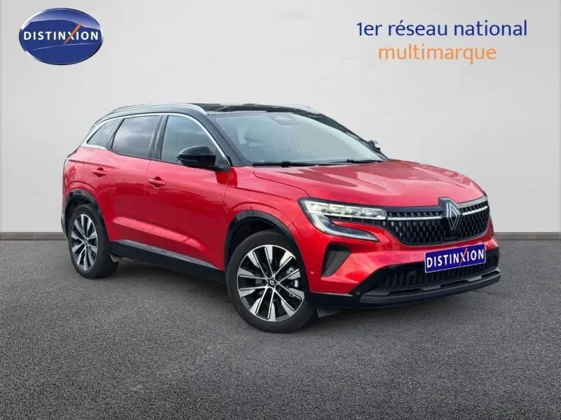 Renault Austral rouge flamme en vue 3/4 avant droit, avec jantes alliage et toit noir contrasté.